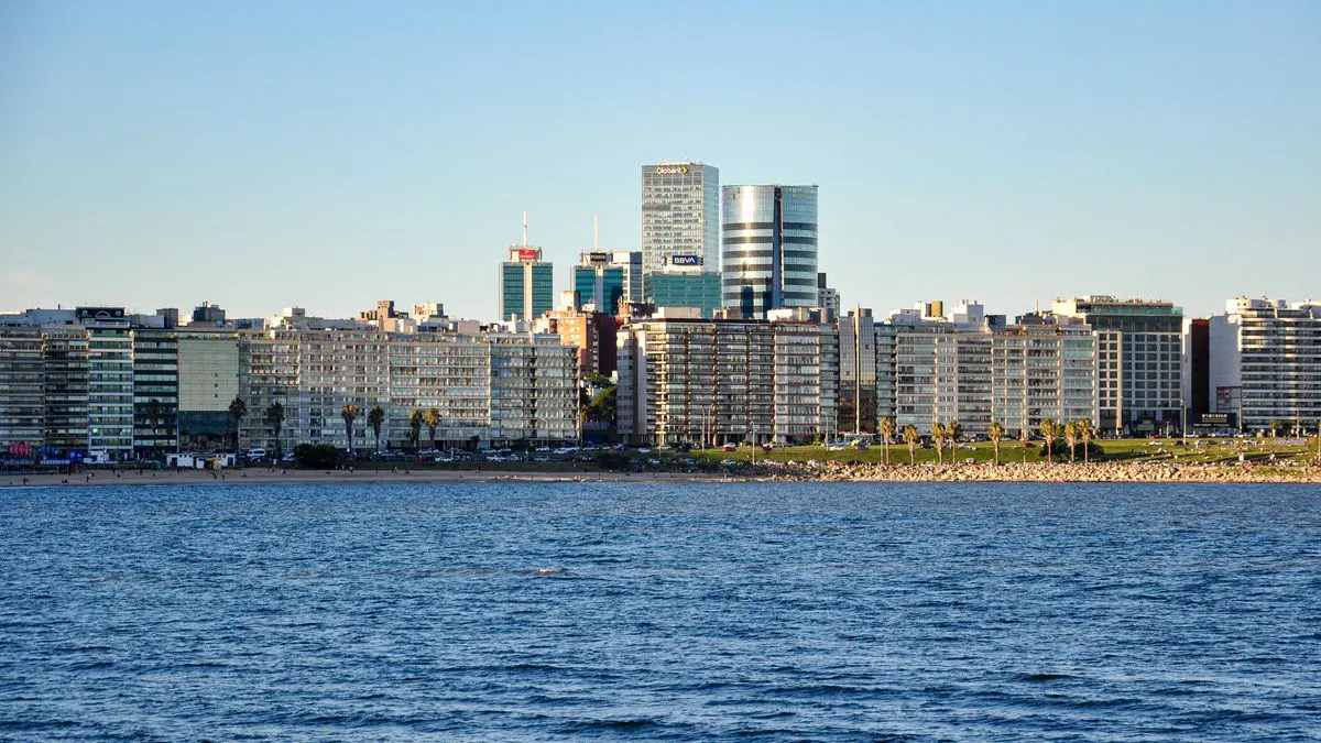 Rambla de Montevideo vista desde el agua, con edificios de apartamentos y torres al fondo