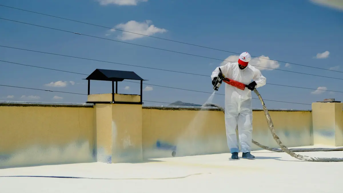 Azotea plana con pretiles mientras un operario proyecta un recubrimiento blanco sobre la losa