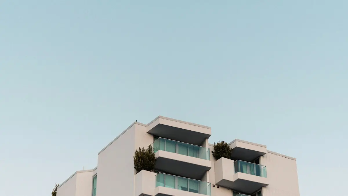 Últimos pisos de un edificio blanco de apartamentos con balcones de vidrio