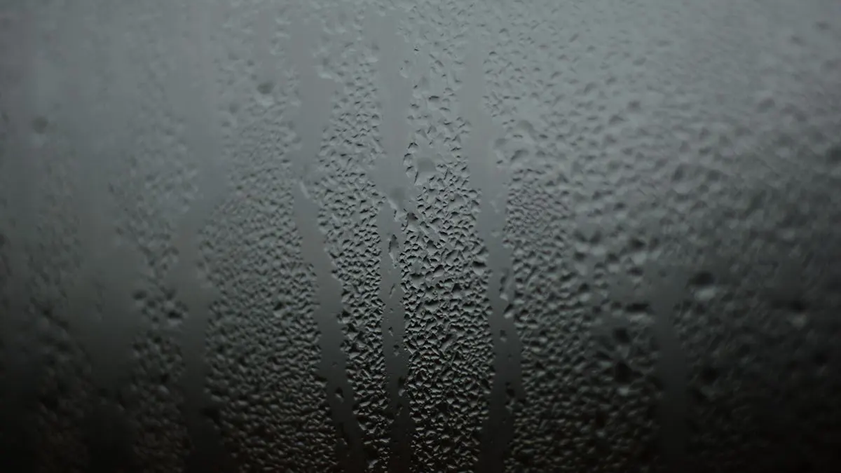 Vidrio empañado con gotas de condensación que chorrean