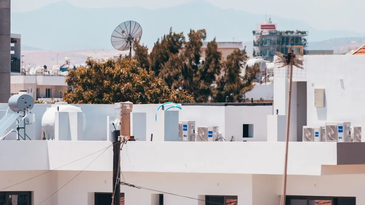Azoteas blancas con equipos de aire acondicionado, tanques de agua y calentadores solares